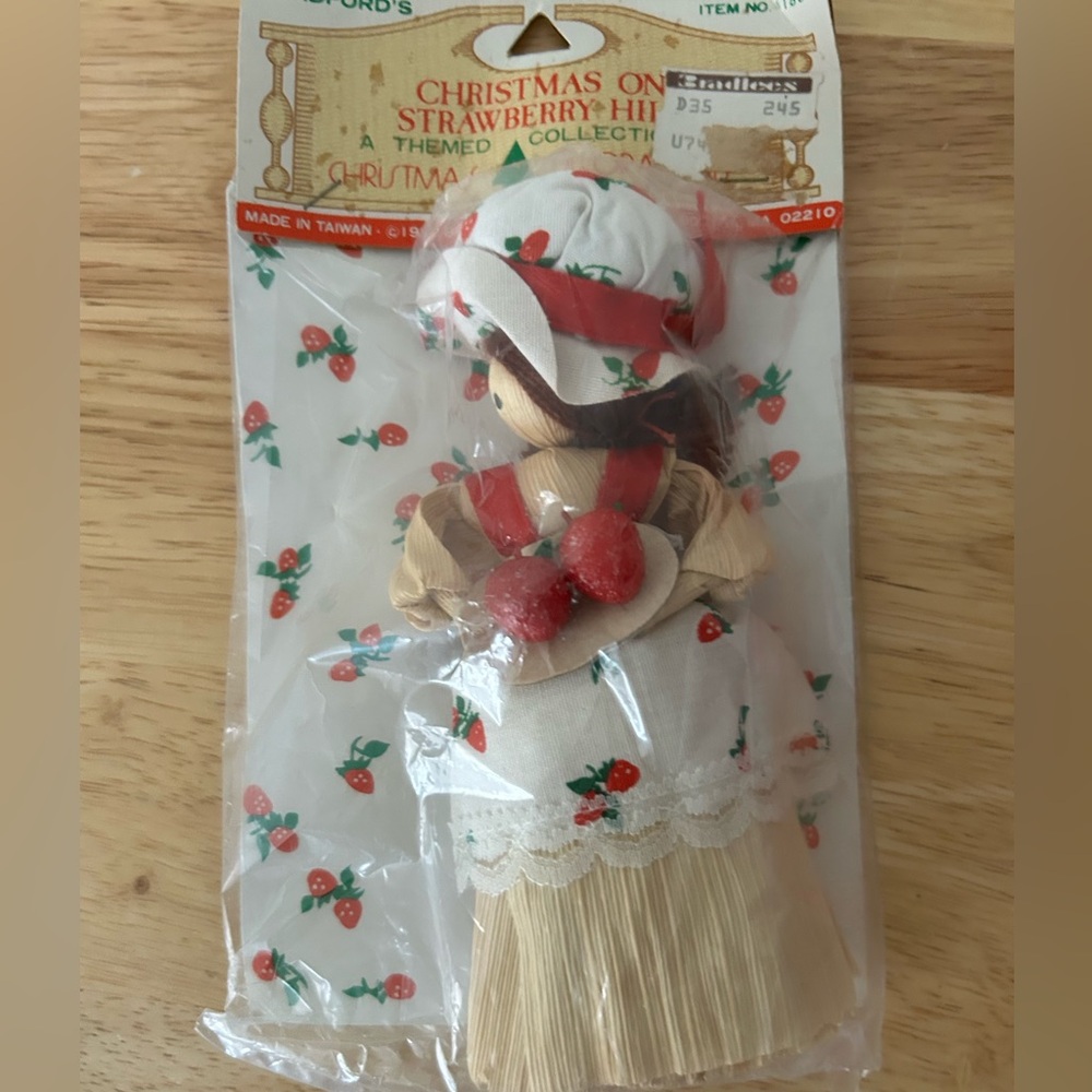 Christmas on Strawberry Hill Ornament Vintage